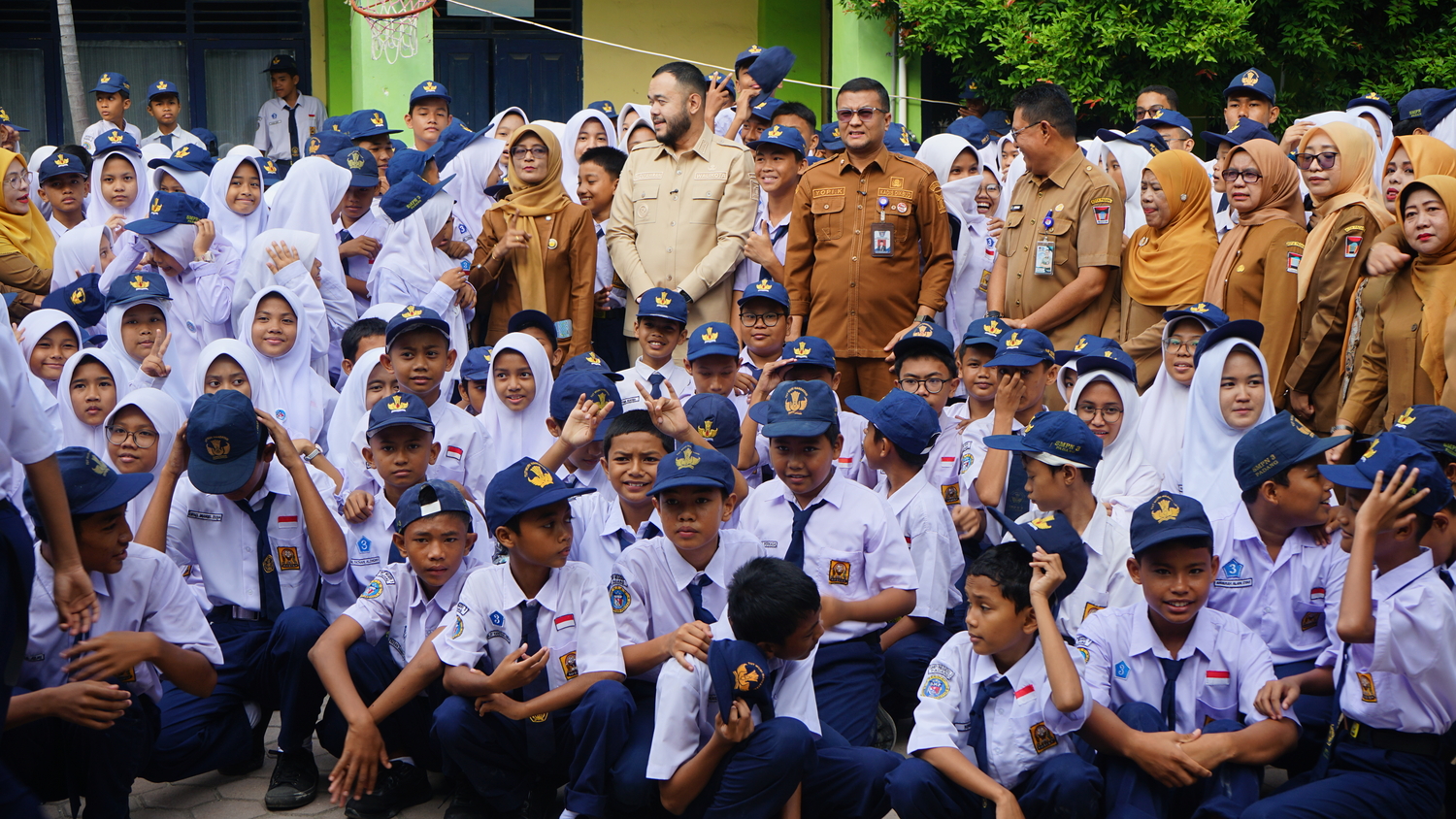 Padang Juara Berbagi dan Menginspirasi: Penyerahan Seragam Gratis dan Reward Aksi Heroik Siswa